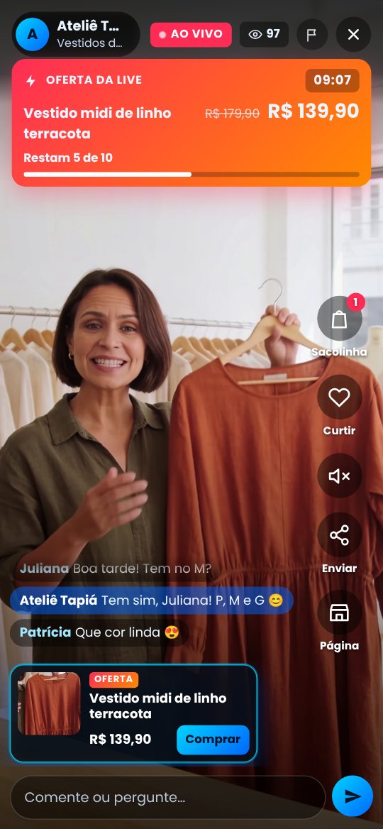 Tela de uma live no Moviki: a vendedora mostra o vestido na câmera, com a oferta da live, o chat dos clientes e o botão Comprar. Cena ilustrativa, loja fictícia.